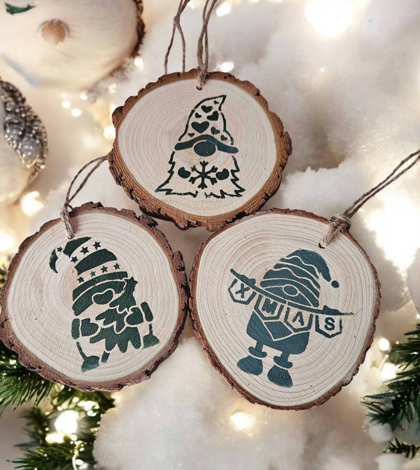 Juldekorationer i trä - tomtar